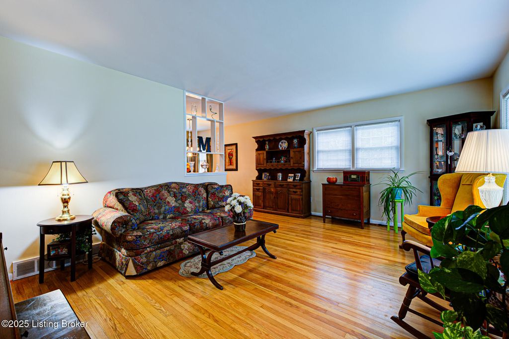 Photo of 8504 Denise Dr, Louisville, KY 40219 (MLS # 1700114)