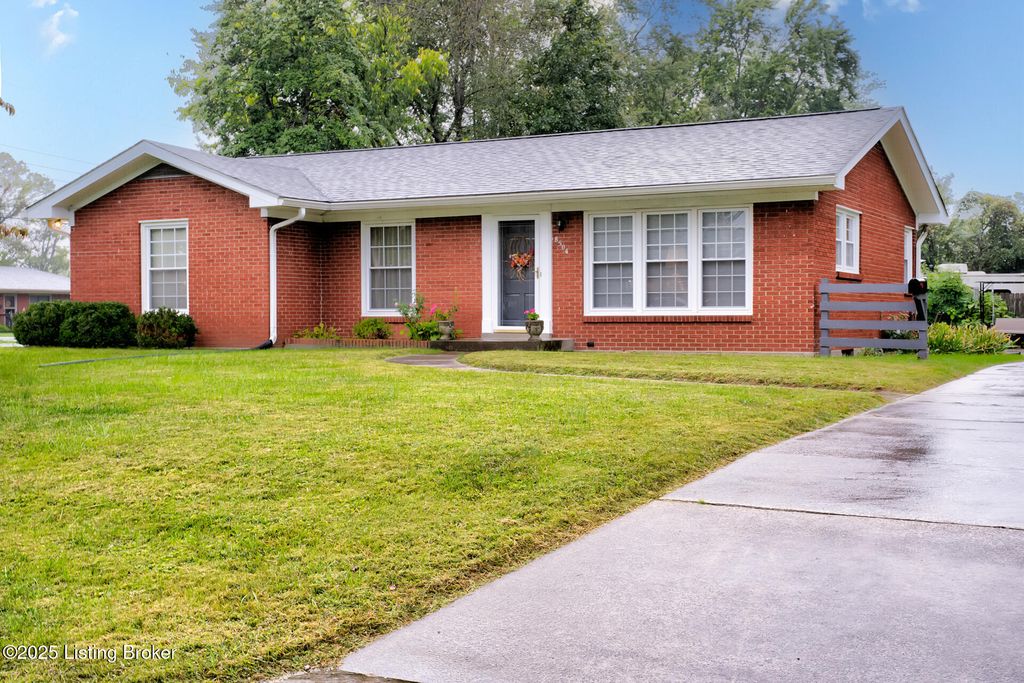 Photo of 8504 Denise Dr, Louisville, KY 40219 (MLS # 1700114)