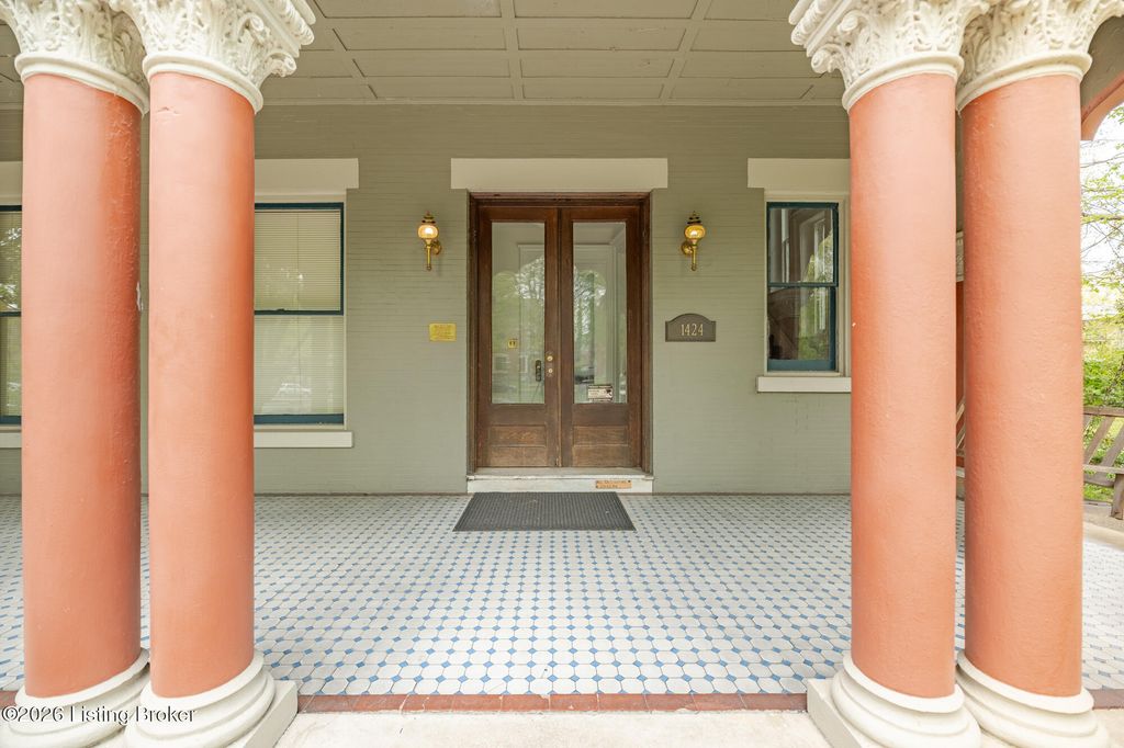 Photo of 1424 Saint James Ct, Louisville, KY 40208 (MLS # 1713203)