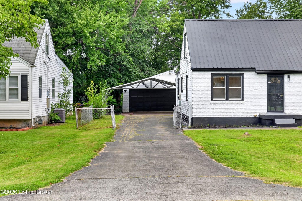Photo of 4868 Brenda Dr, Louisville, KY 40219 (MLS # 1722520)