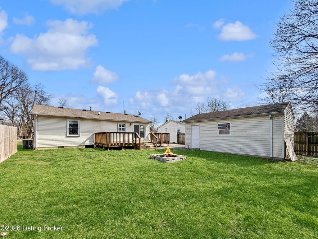 Photo of 6103 Herron Ct, Louisville, KY 40229 (MLS # 1710044)