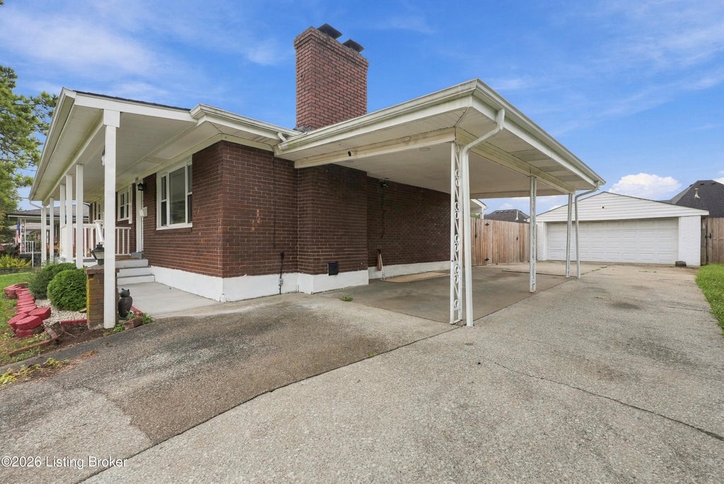 Photo of 5918 Bay Pine Dr, Louisville, KY 40219 (MLS # 1729391)