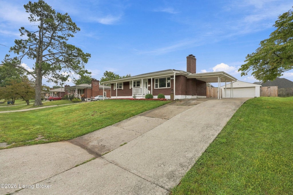 Photo of 5918 Bay Pine Dr, Louisville, KY 40219 (MLS # 1729391)