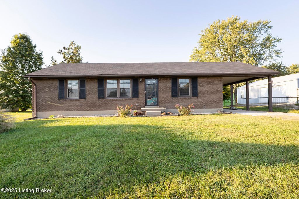 Photo of 3409 Cedar Point Ln, La Grange, KY 40031 (MLS # 1699682)