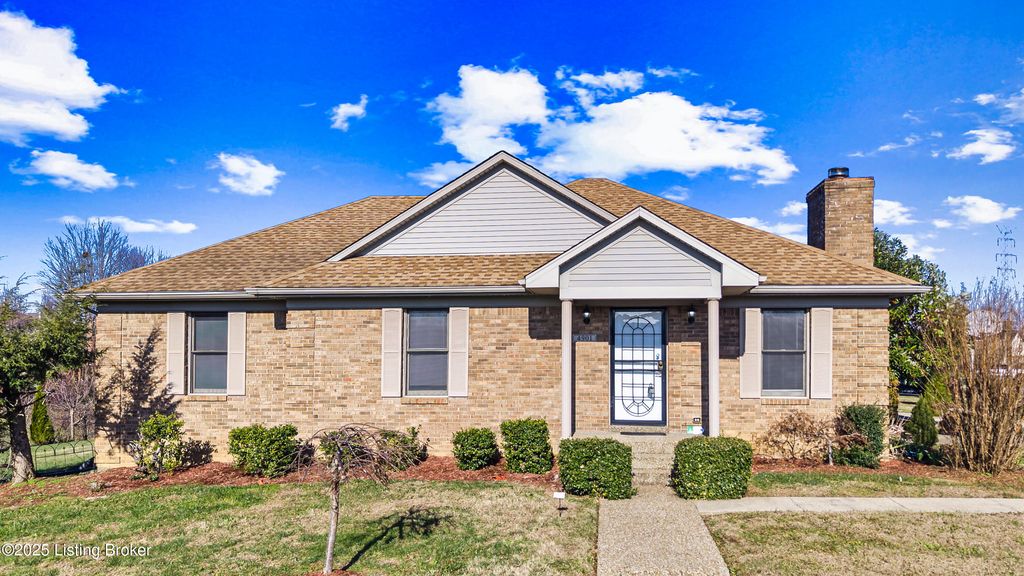 Photo of 4901 Hunters Point Cir, Louisville, KY 40216 (MLS # 1708221)
