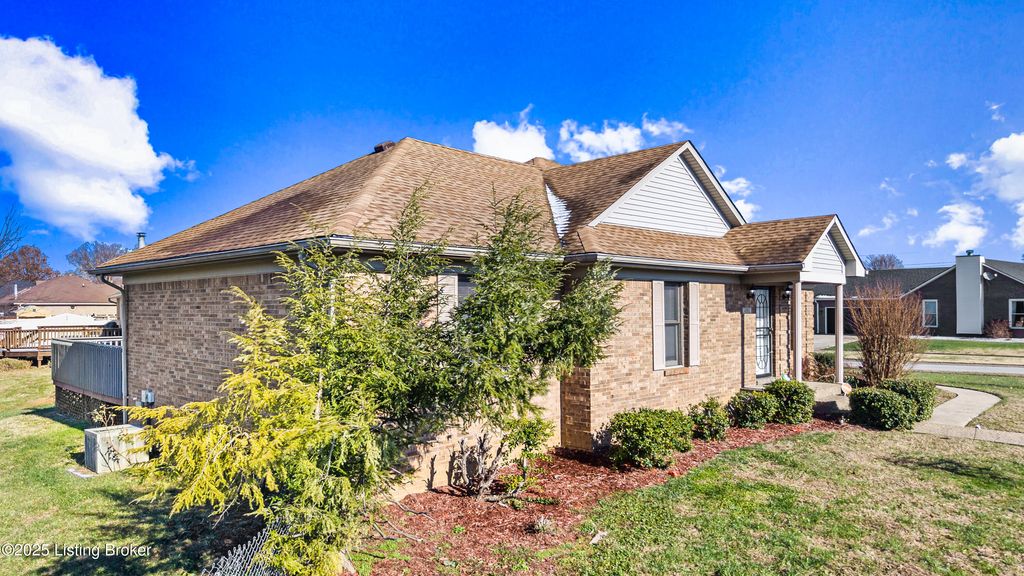 Photo of 4901 Hunters Point Cir, Louisville, KY 40216 (MLS # 1708221)