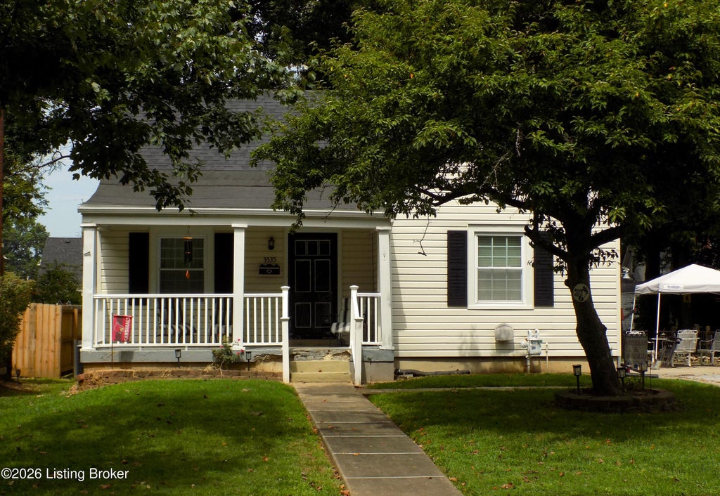 Photo of 3535 Warner Ave, Louisville, KY 40207 (MLS # 1729352)