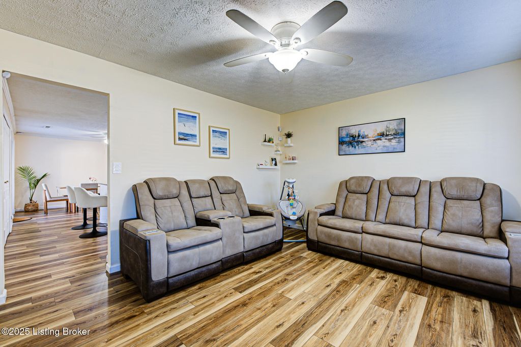 Photo of 2503 Post Ct, Louisville, KY 40299 (MLS # 1703595)