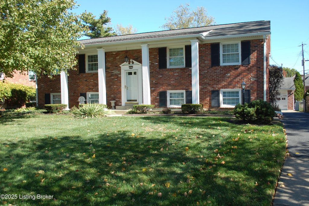 Photo of 803 Vannah Ave, Louisville, KY 40223 (MLS # 1704740)