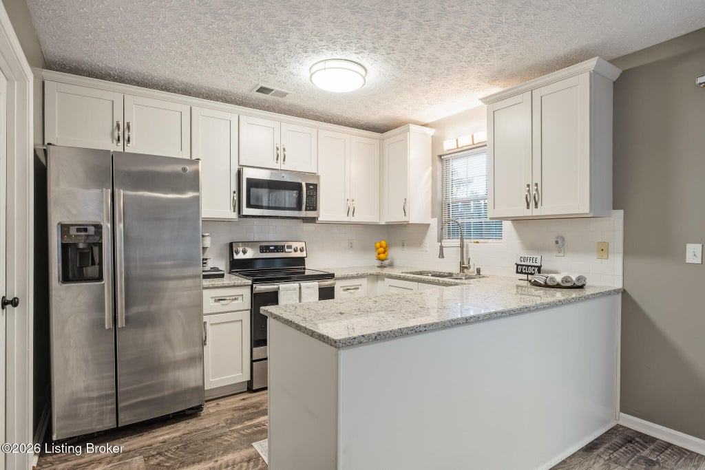 Photo of 8512 Grand Neptune Dr, Louisville, KY 40228 (MLS # 1731531)