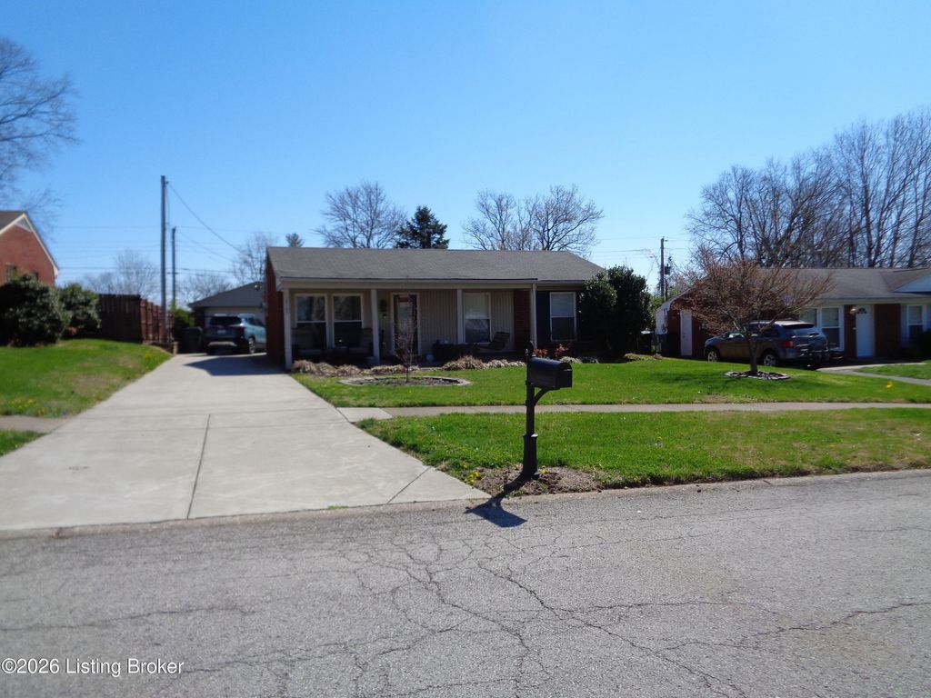Photo of 2705 Llandovery Dr, Louisville, KY 40299 (MLS # 1712359)