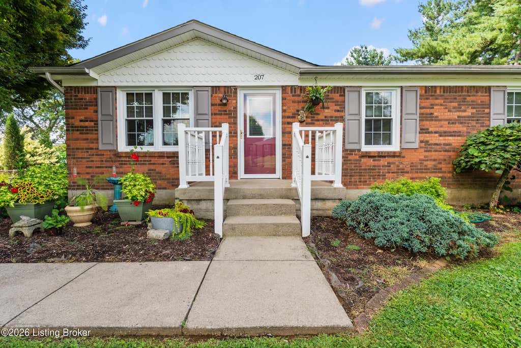 Photo of 207 Victoria Dr, Shelbyville, KY 40065 (MLS # 1725372)