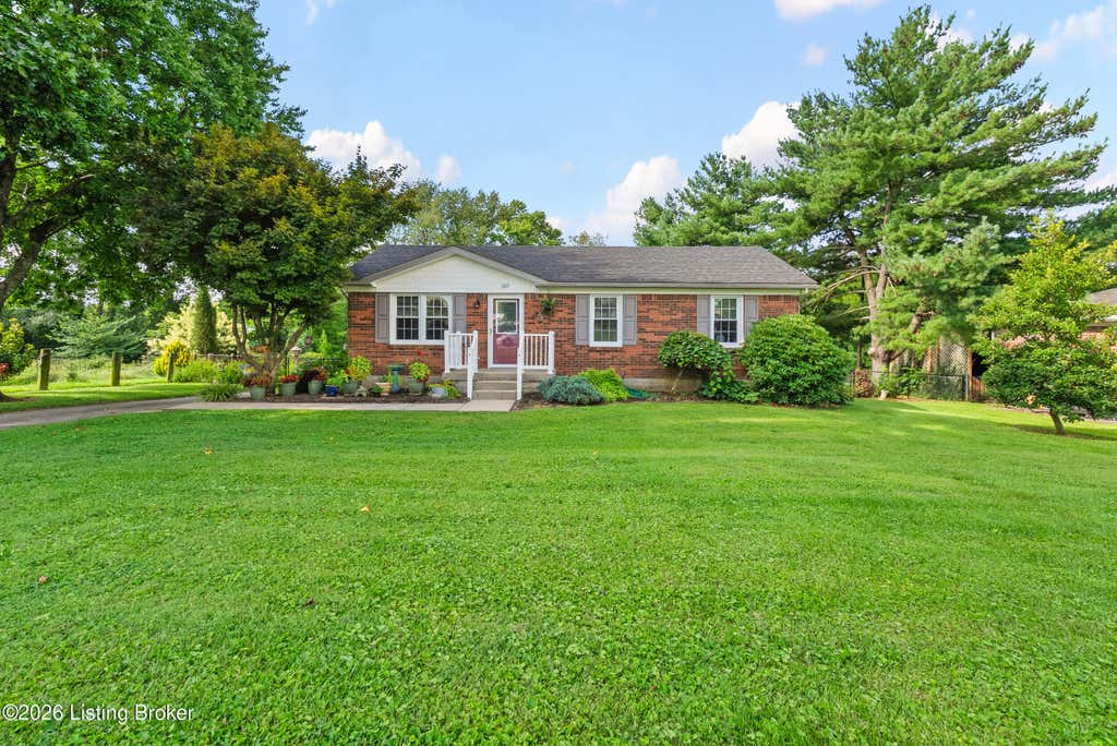 Photo of 207 Victoria Dr, Shelbyville, KY 40065 (MLS # 1725372)