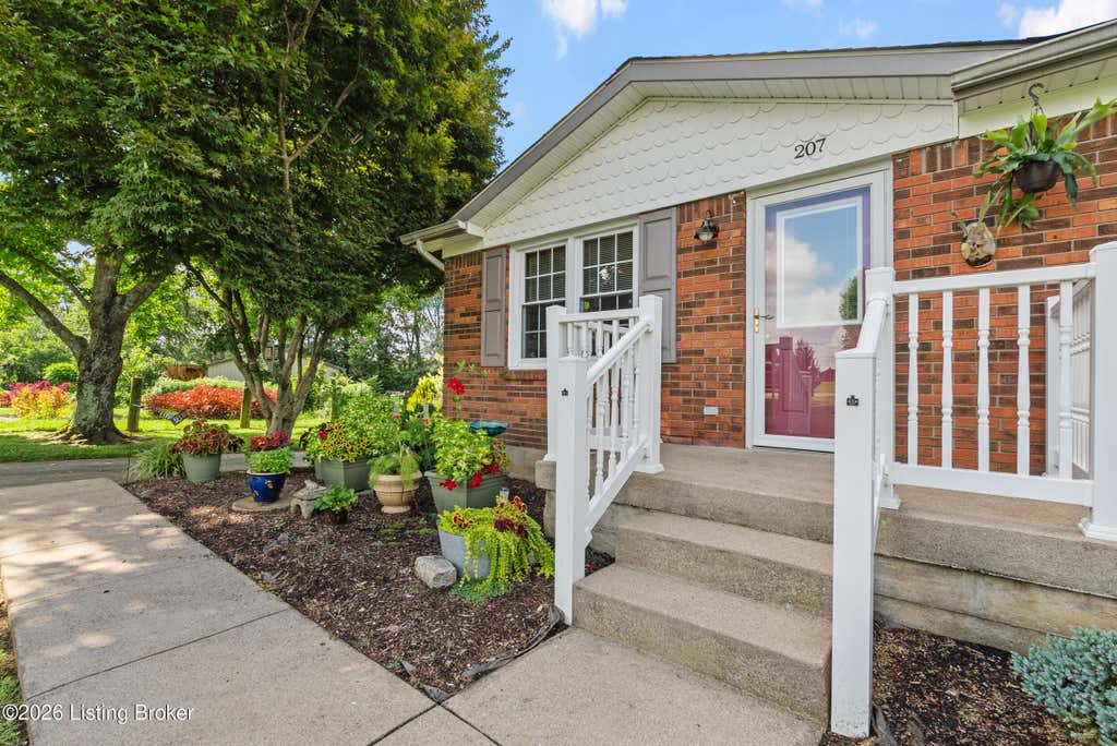 Photo of 207 Victoria Dr, Shelbyville, KY 40065 (MLS # 1725372)