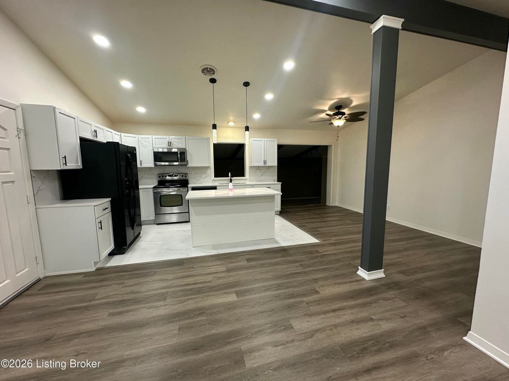 Photo of 4806 Mid Dr, Louisville, KY 40272 (MLS # 1706467)