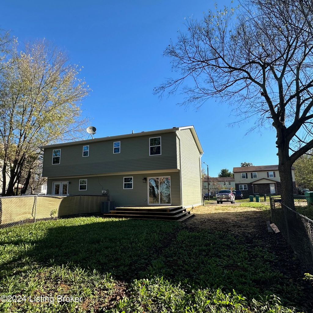 Photo of 744 Brian Ct, Radcliff, KY 40160 (MLS # 1704371)