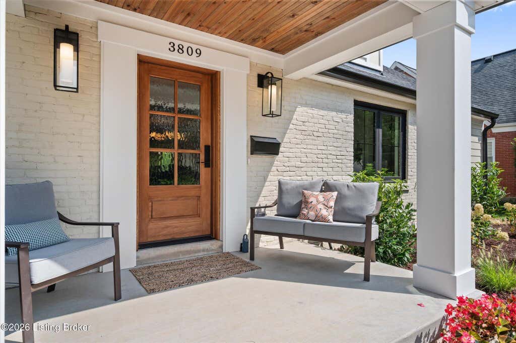 Photo of 3809 Saint Germaine Ct, Louisville, KY 40207 (MLS # 1725193)