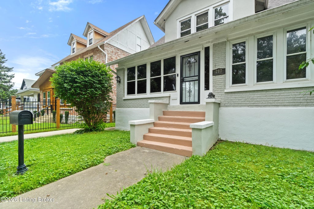 Photo of 217 Shawnee Dr, Louisville, KY 40212 (MLS # 1727804)