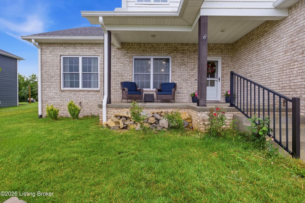 Photo of 305 Summit Creek Dr, Elizabethtown, KY 42701 (MLS # 1719782)