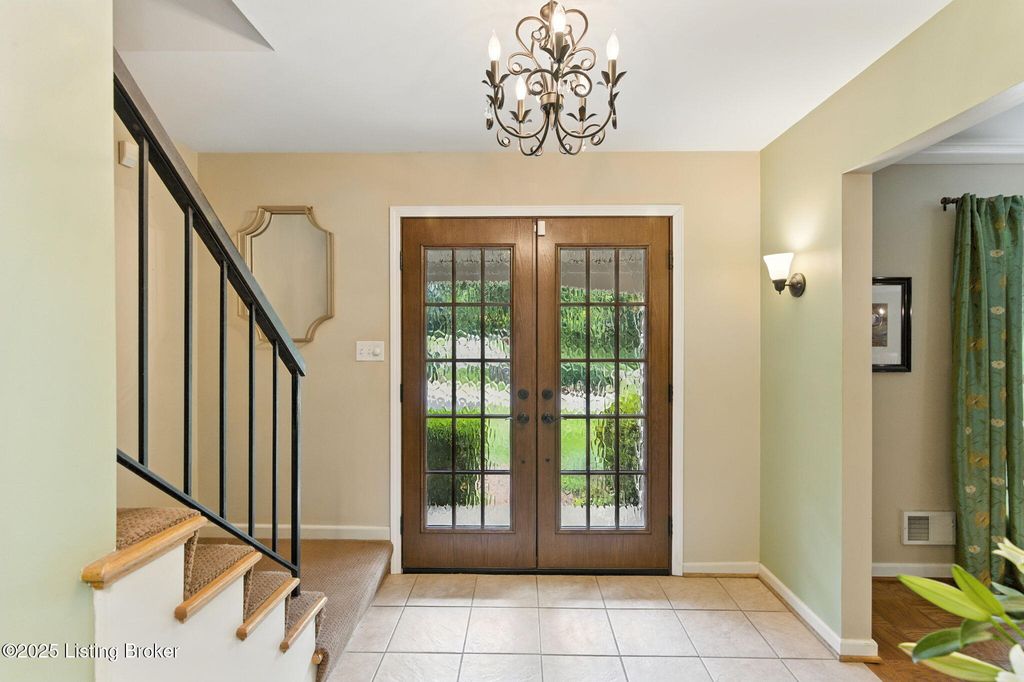 Photo of 700 Greenridge Ln, Louisville, KY 40207 (MLS # 1709737)