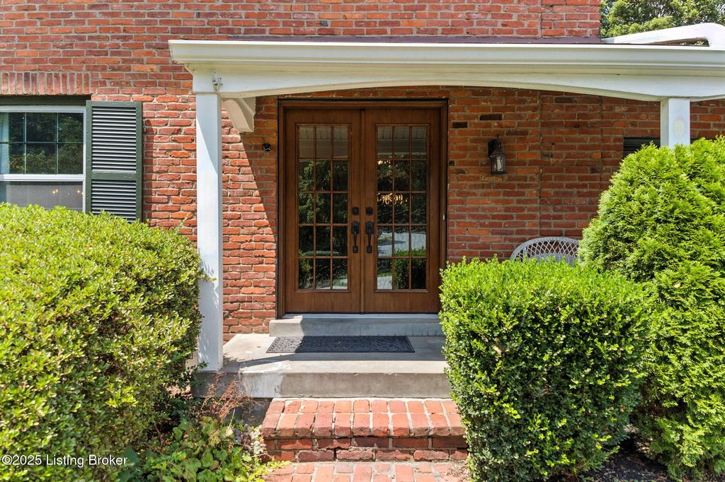 Photo of 700 Greenridge Ln, Louisville, KY 40207 (MLS # 1709737)