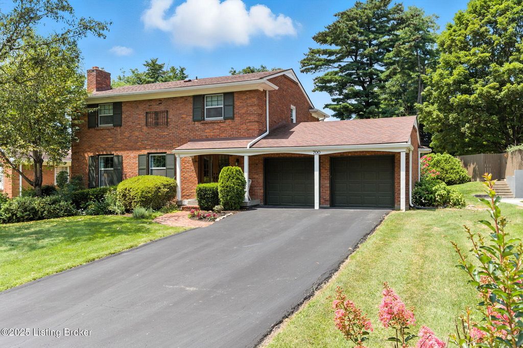Photo of 700 Greenridge Ln, Louisville, KY 40207 (MLS # 1709737)