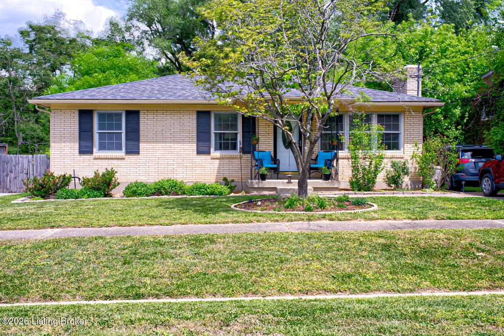 Photo of 5609 Clearridge Pl, Louisville, KY 40229 (MLS # 1711600)