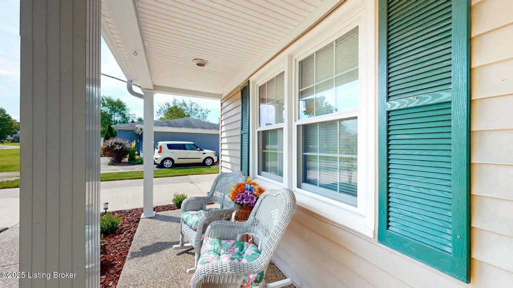 Photo of 7804 Apple Valley Dr, Louisville, KY 40228 (MLS # 1706342)