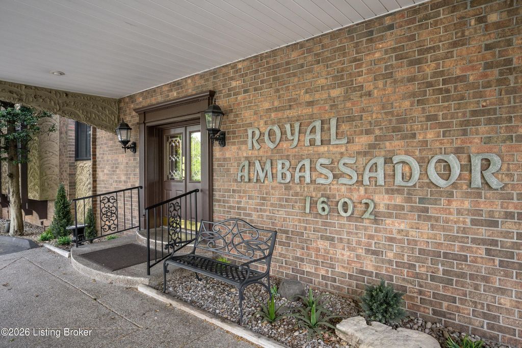 Photo of 1602 Gardiner Ln #APT 120, Louisville, KY 40205 (MLS # 1714826)