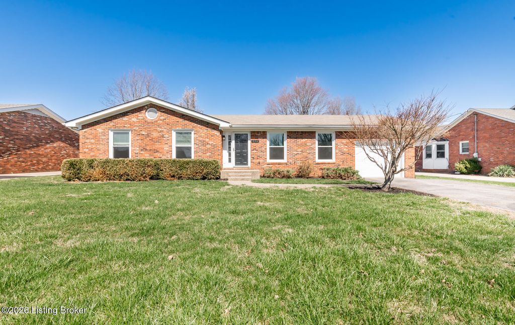 Photo of 196 Sherrie Dr, Shelbyville, KY 40065 (MLS # 1711305)