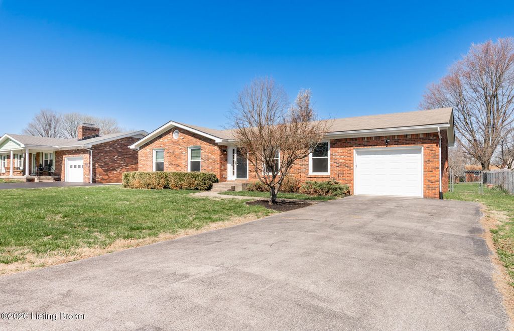 Photo of 196 Sherrie Dr, Shelbyville, KY 40065 (MLS # 1711305)