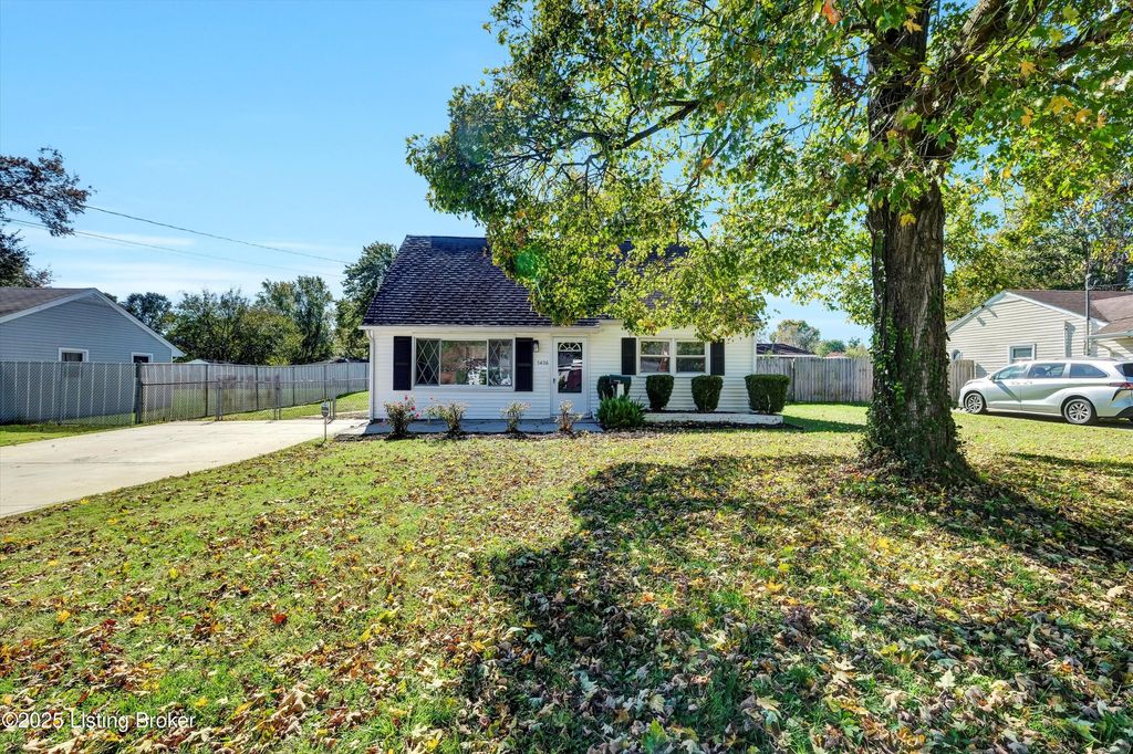 Photo of 5406 Count Fleet Dr, Louisville, KY 40272 (MLS # 1705032)