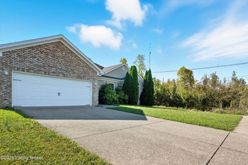 Photo of 14401 Estate Ridge Blvd, Louisville, KY 40291 (MLS # 1701199)