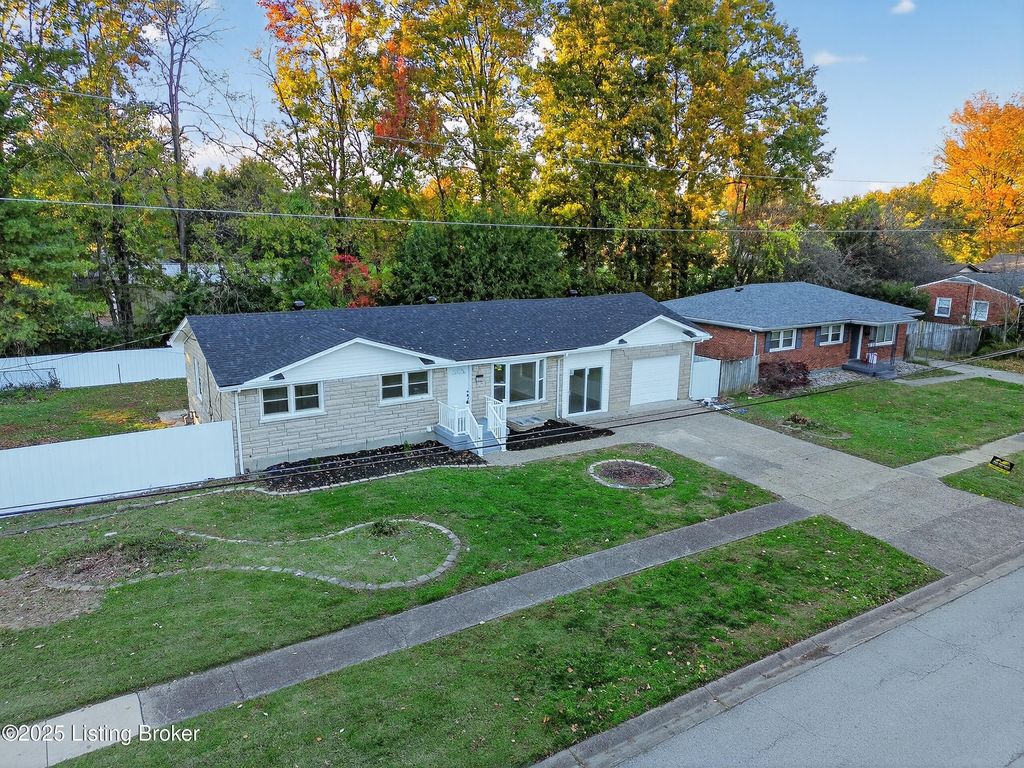 Photo of 9814 Sunkist Way, Louisville, KY 40272 (MLS # 1702358)