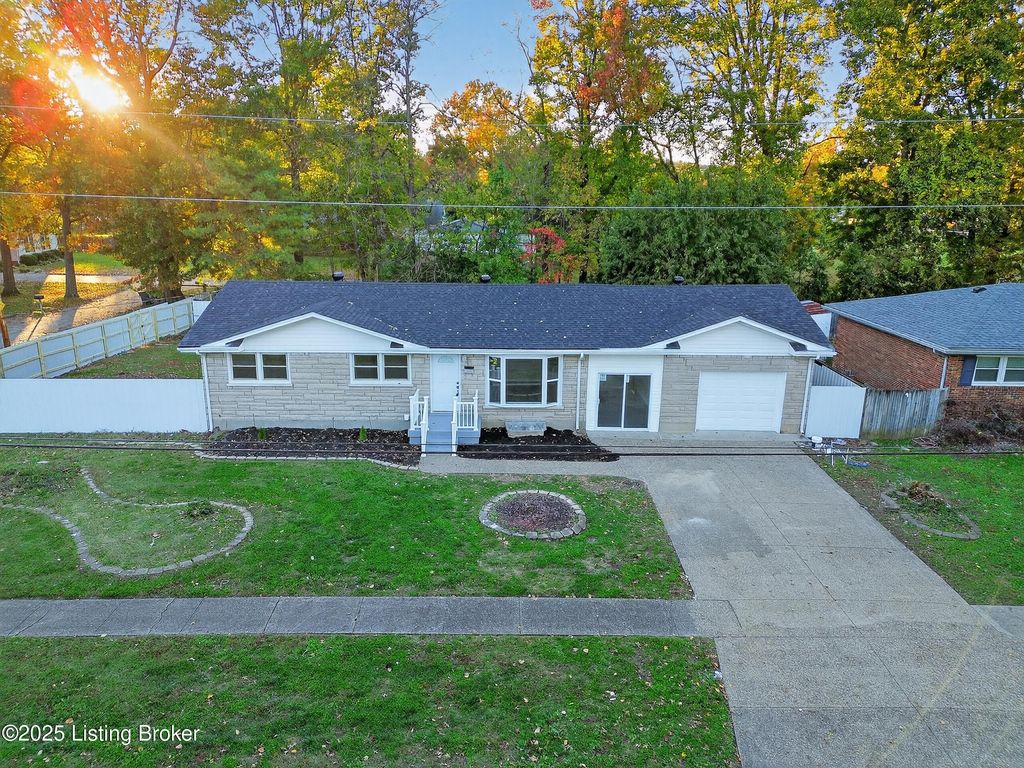 Photo of 9814 Sunkist Way, Louisville, KY 40272 (MLS # 1702358)