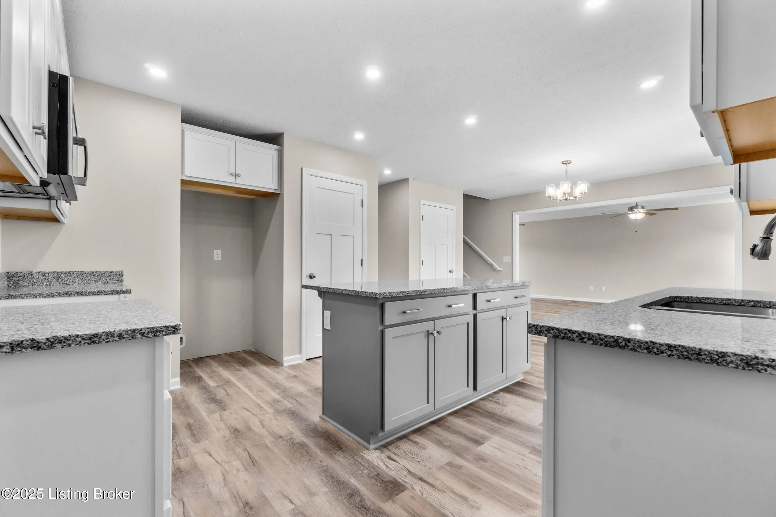 Louisville, Kentucky 40272, United States, 3 Bedrooms Bedrooms, ,3 BathroomsBathrooms,Residential,Pending,85593