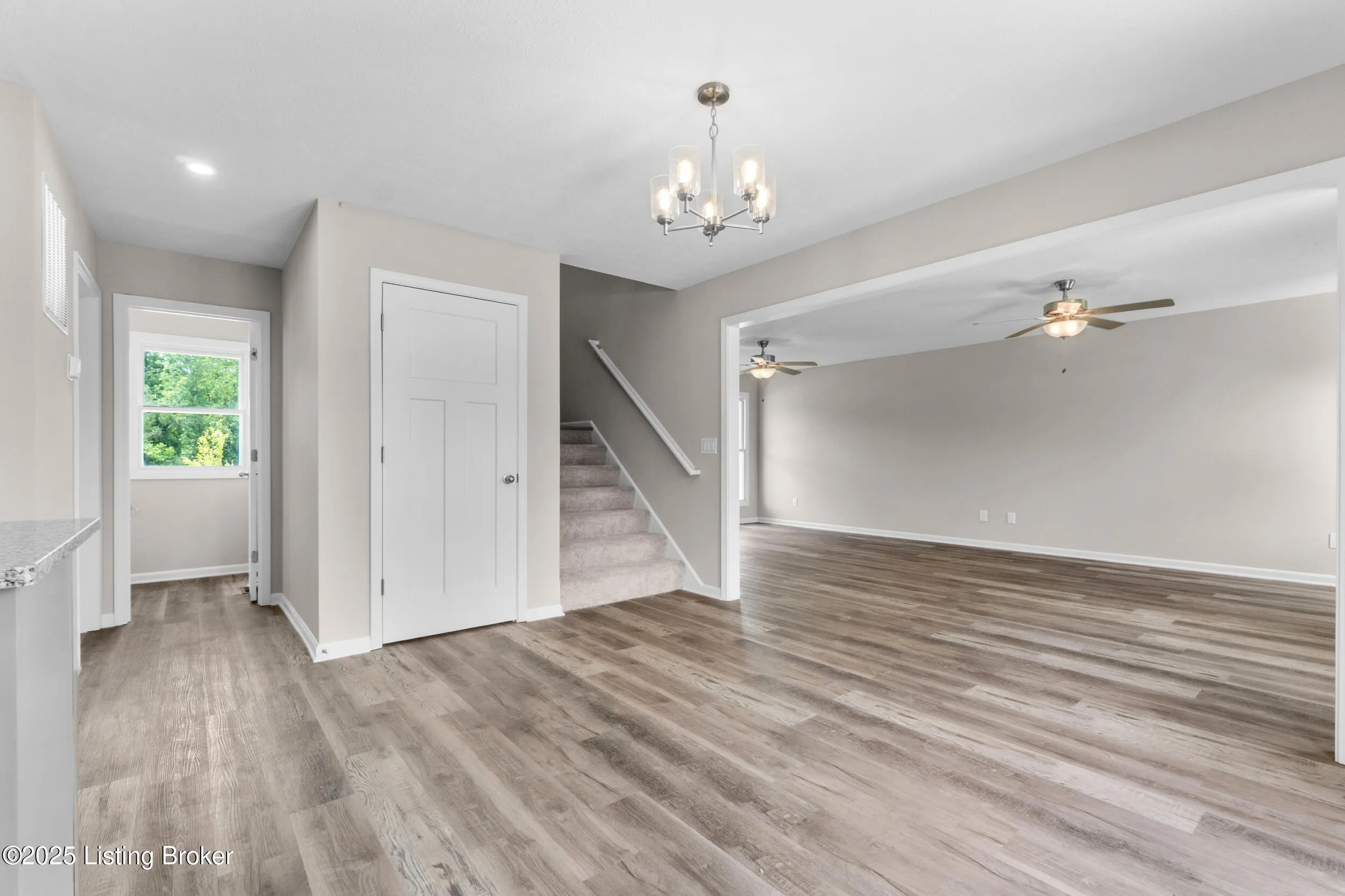 Louisville, Kentucky 40272, United States, 3 Bedrooms Bedrooms, ,3 BathroomsBathrooms,Residential,Pending,85593