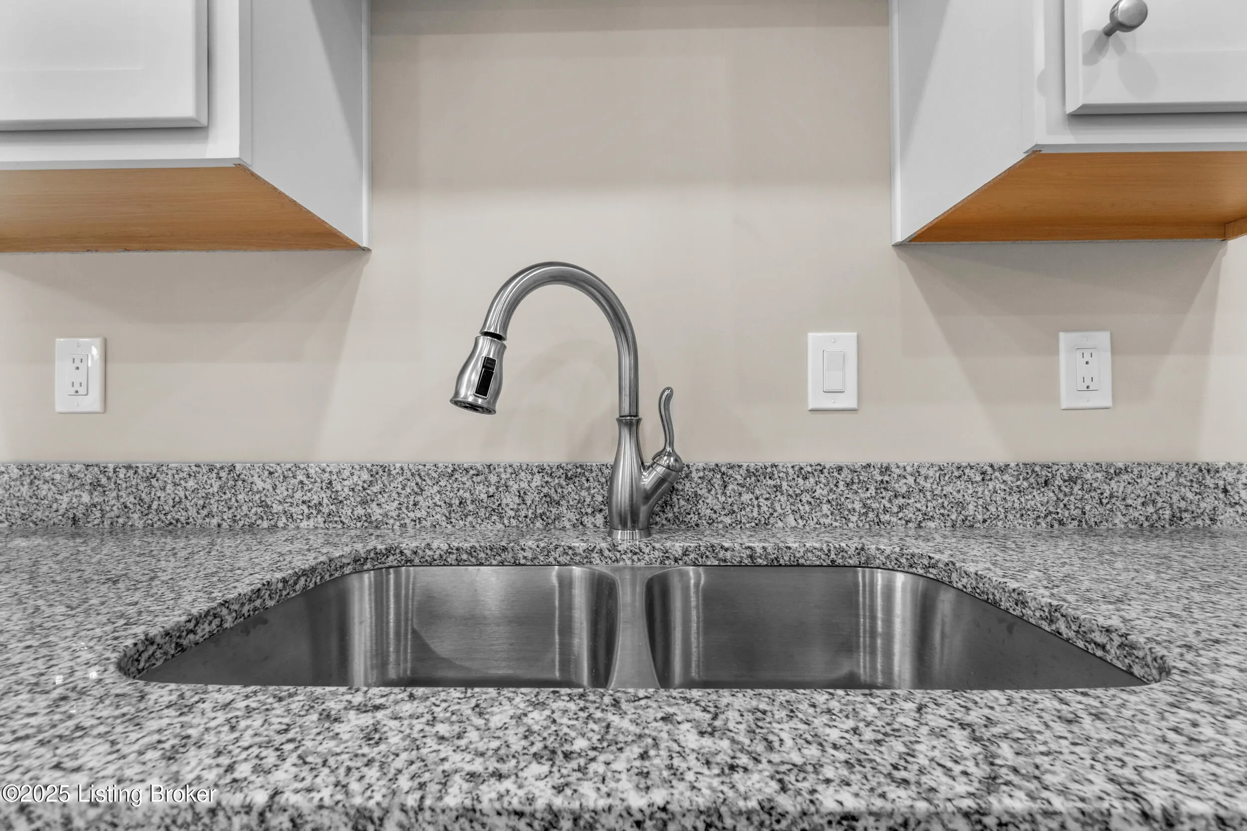 Louisville, Kentucky 40272, United States, 3 Bedrooms Bedrooms, ,3 BathroomsBathrooms,Residential,Pending,85593