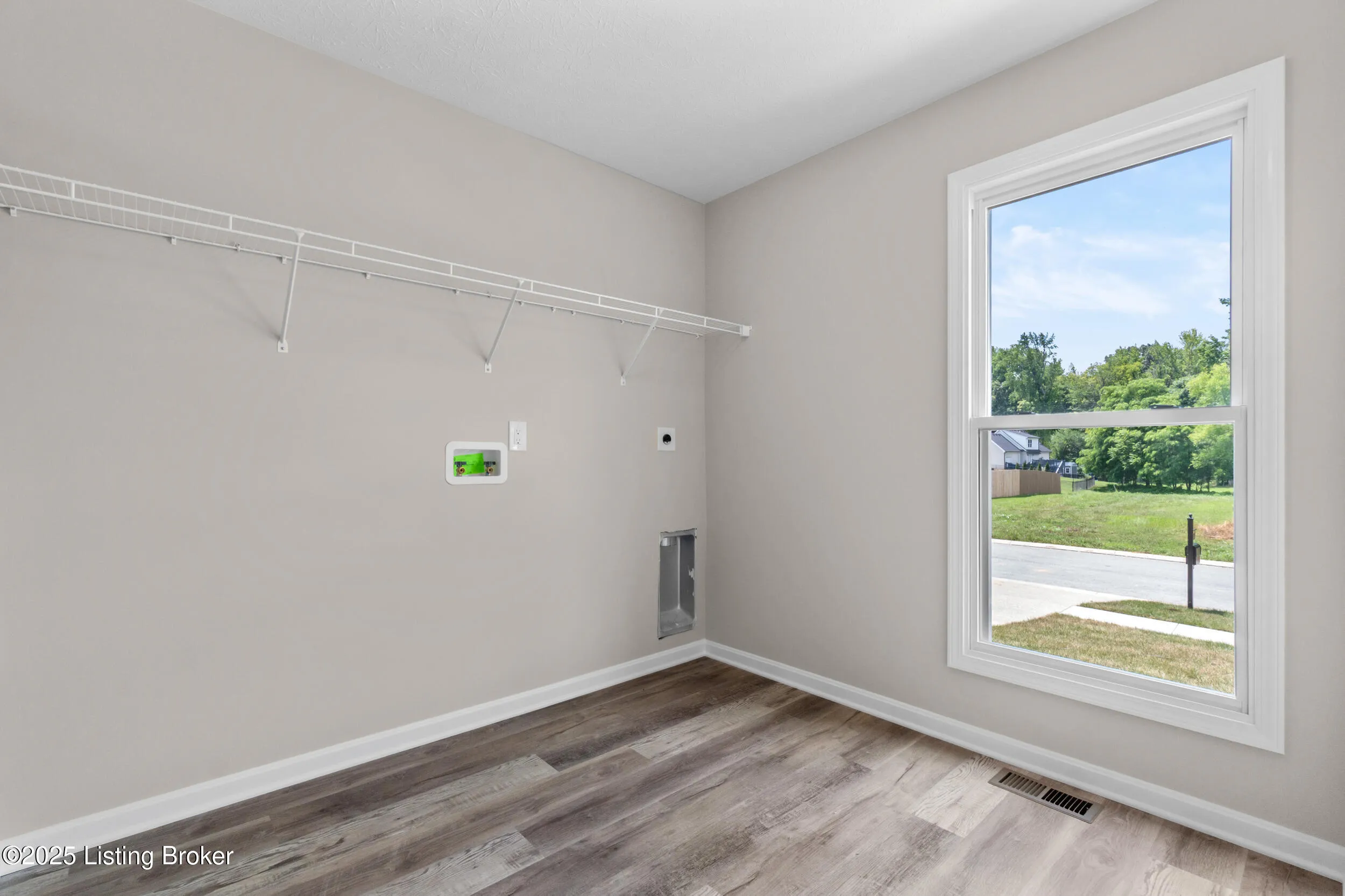 Louisville, Kentucky 40272, United States, 3 Bedrooms Bedrooms, ,3 BathroomsBathrooms,Residential,Pending,85593