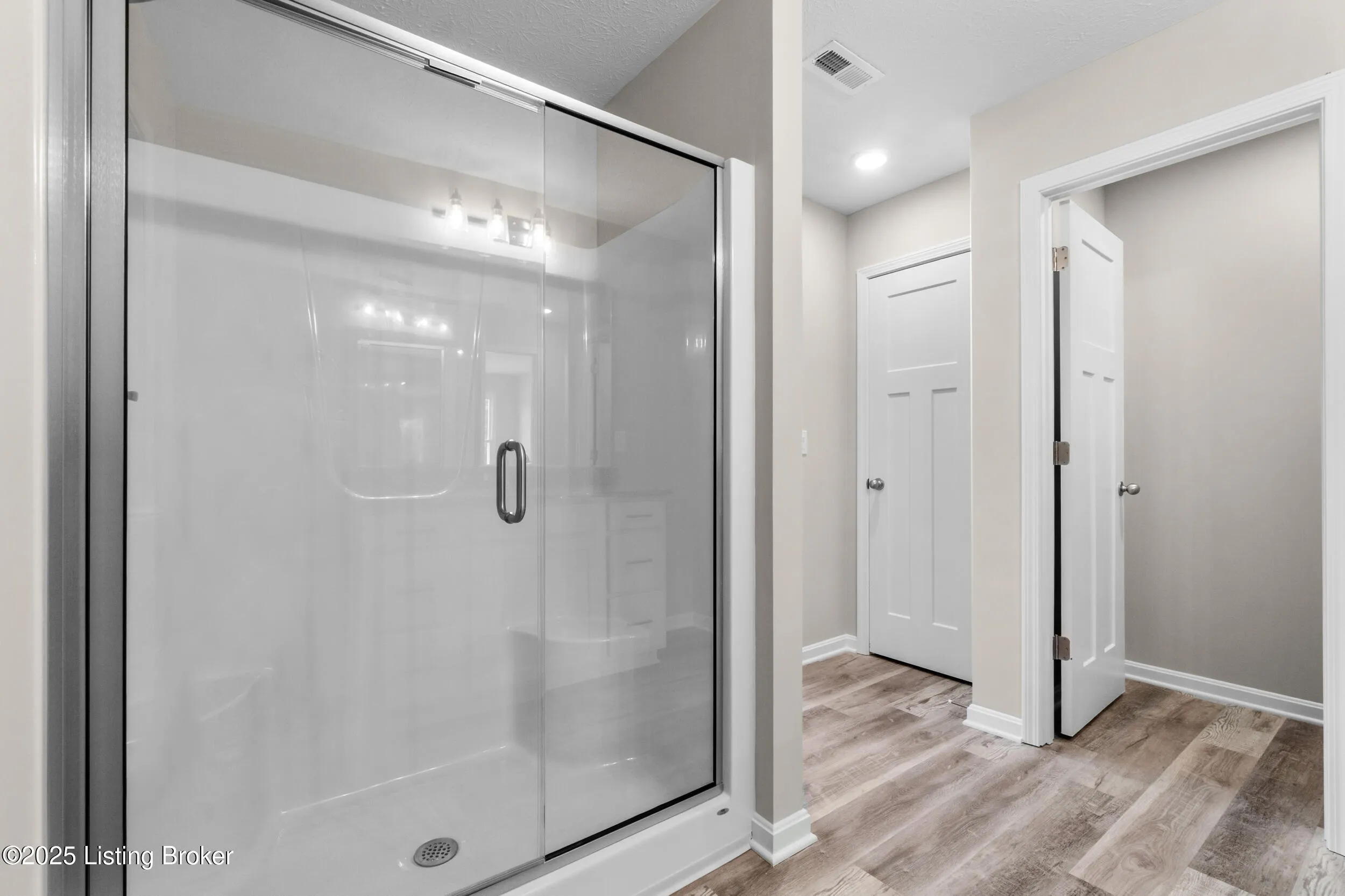 Louisville, Kentucky 40272, United States, 3 Bedrooms Bedrooms, ,3 BathroomsBathrooms,Residential,Pending,85593