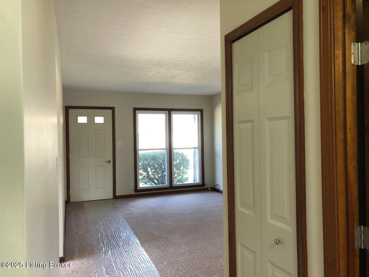 6902 Cedarwood Dr, Pewee Valley, Kentucky image 3