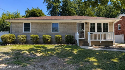 Photo of 5705 Tarragon Ct, Louisville, KY 40219 (MLS # 1719622)