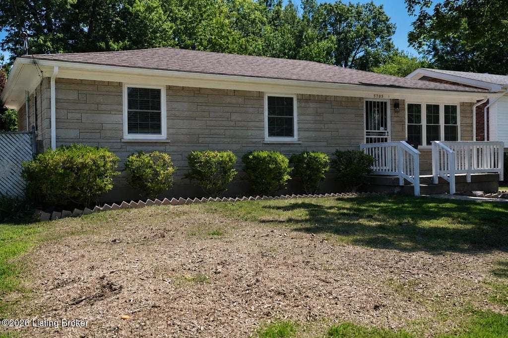 Photo of 5705 Tarragon Ct, Louisville, KY 40219 (MLS # 1719622)