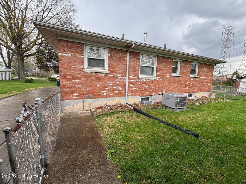 Photo of 5502 Nally Ct, Louisville, KY 40216 (MLS # 1713548)