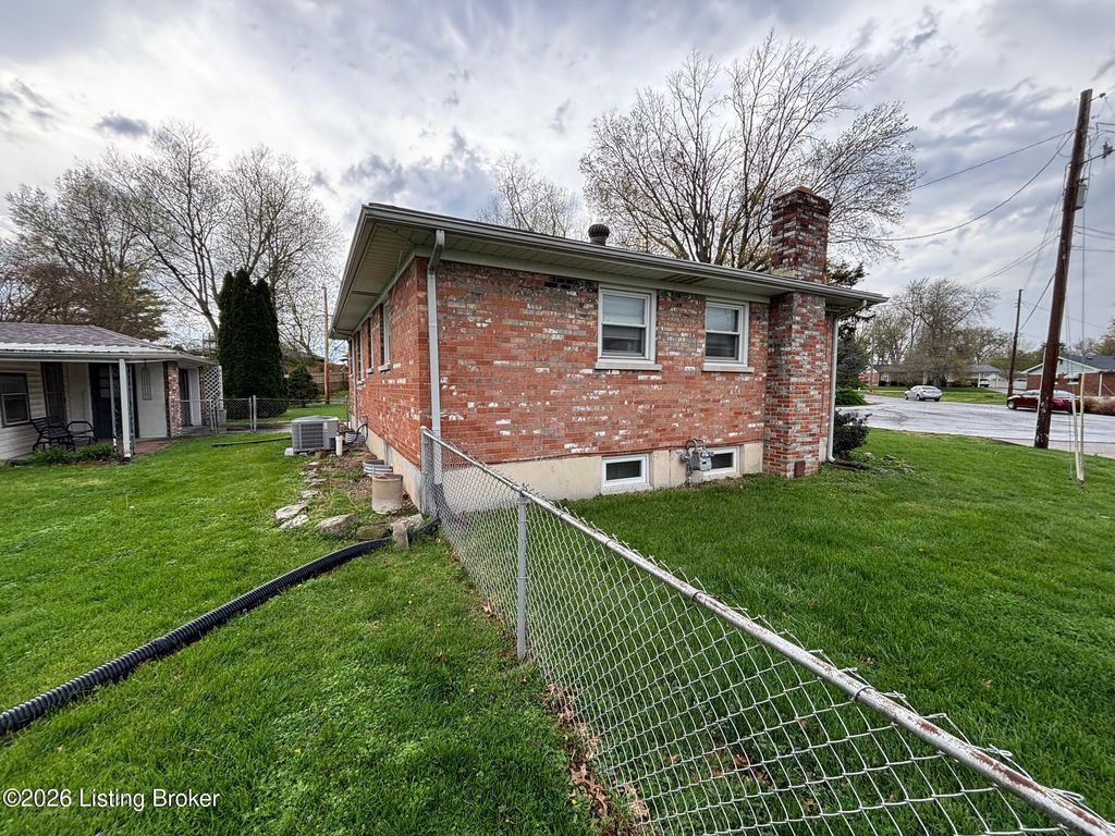 Photo of 5502 Nally Ct, Louisville, KY 40216 (MLS # 1713548)