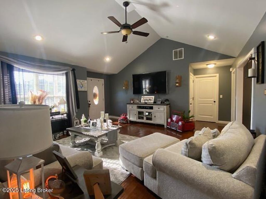 Photo of 118 Delaware Ct, Bardstown, KY 40004 (MLS # 1700197)