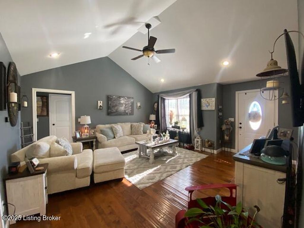 Photo of 118 Delaware Ct, Bardstown, KY 40004 (MLS # 1700197)