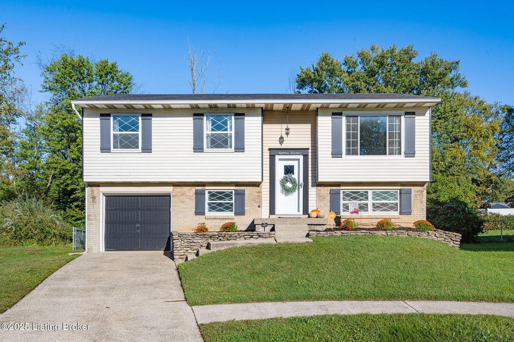 Photo of 1814 Flagstaff Ct, Louisville, KY 40223 (MLS # 1700205)