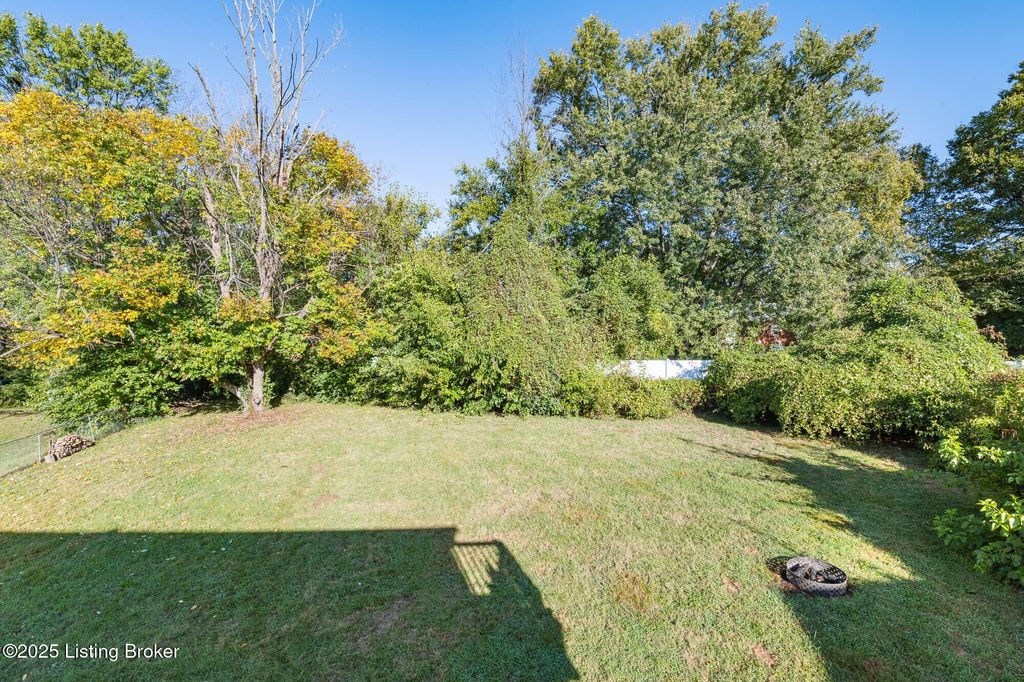 Photo of 1814 Flagstaff Ct, Louisville, KY 40223 (MLS # 1700205)