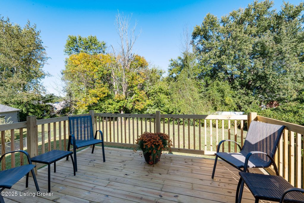 Photo of 1814 Flagstaff Ct, Louisville, KY 40223 (MLS # 1700205)
